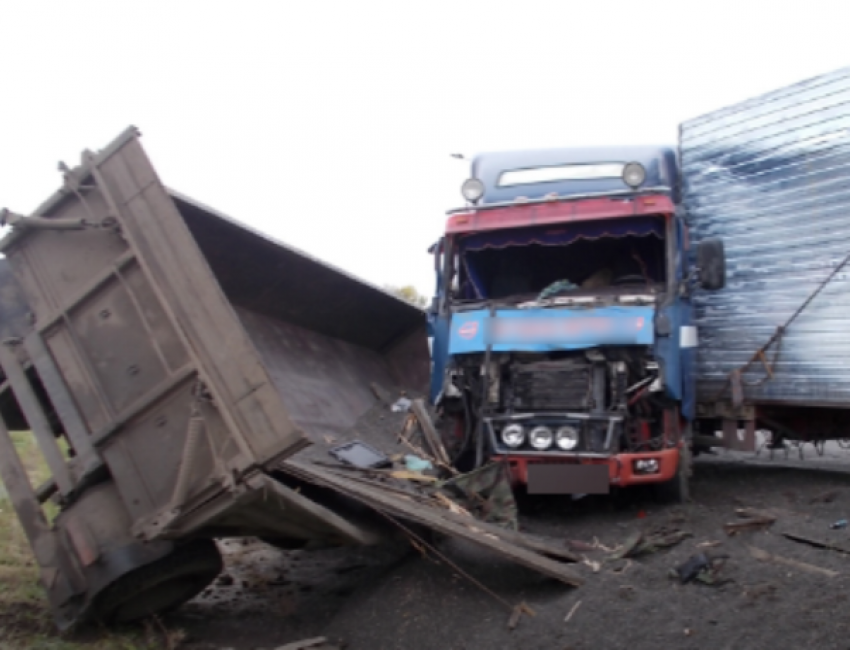 Прицеп оторвался от КамАЗа и протаранил фуру Volvo 