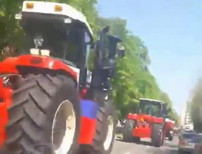 Колонна огромных комбайнов и тракторов с канадской родословной на улицах Ростова попала на видео 