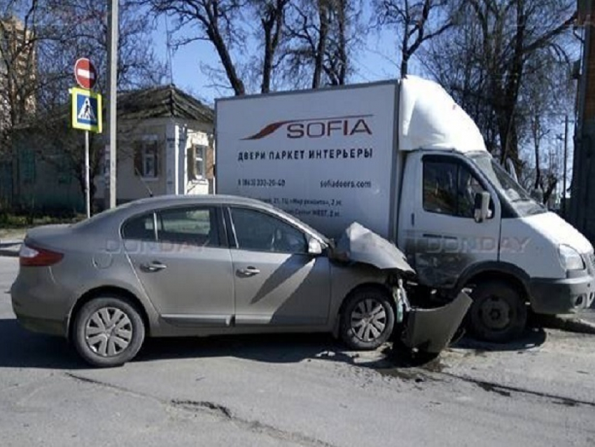 Иномарка врезалась в грузовую «Газель» на перекрестке в центре Ростова
