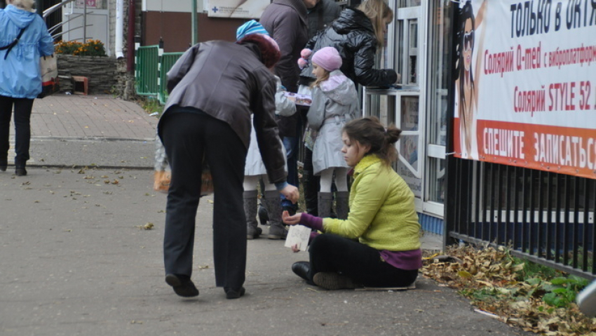 Школьницу, просившую милостыню на рынке в Константиновске, соблазнил пенсионер
