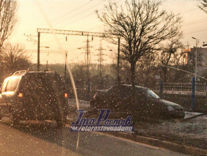 Торопливый водитель «Лады» устроил ДТП с деревом на обочине дороги в Ростове