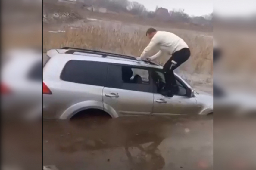 В Ростовской области водитель иномарки после неудачного тест-драйва застрял в водоеме