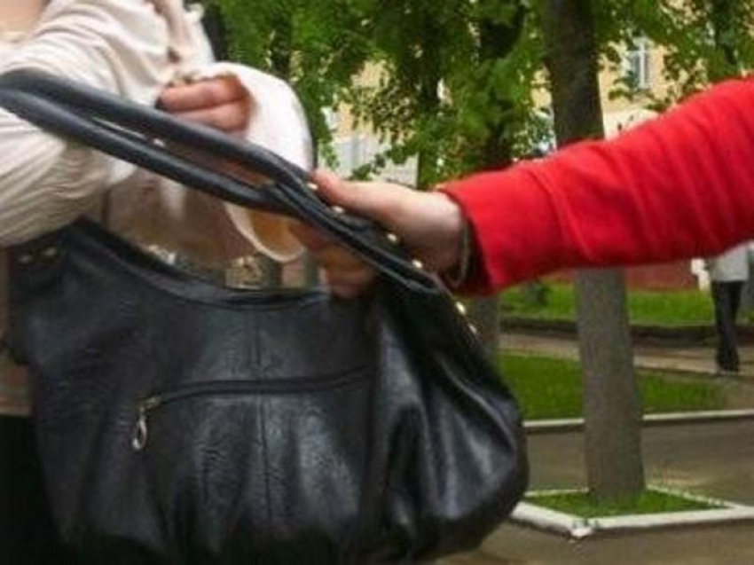 В центре Ростова у приезжей женщины вырвали сумку