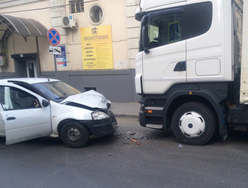 "Утренний поцелуй» Renault  и грузовика удивил горожан в центре Ростова 