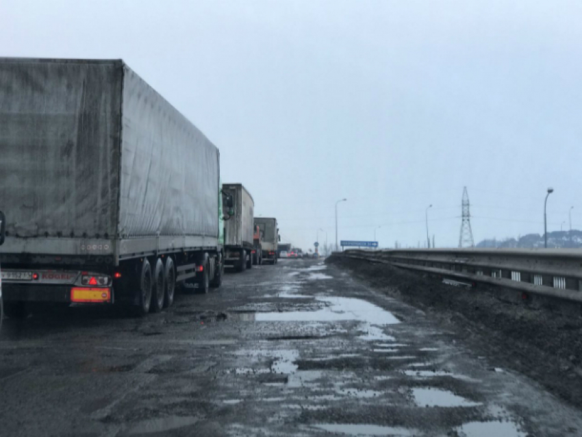 "Как после войны": автоблогер рассказал о разбитом мосту под Ростовом