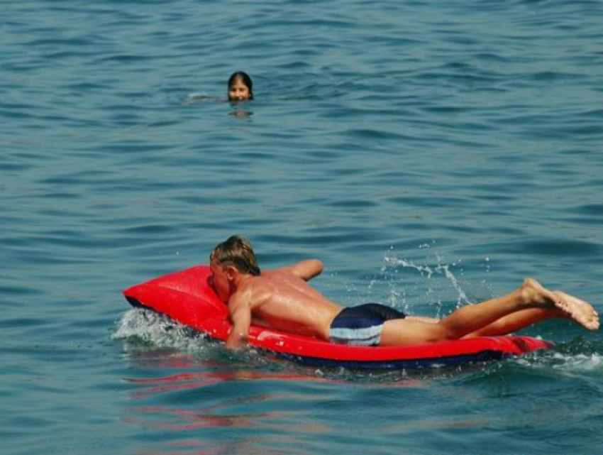 Юного краснодарца на надувном матрасе достали с глубины реки в Ростовской области