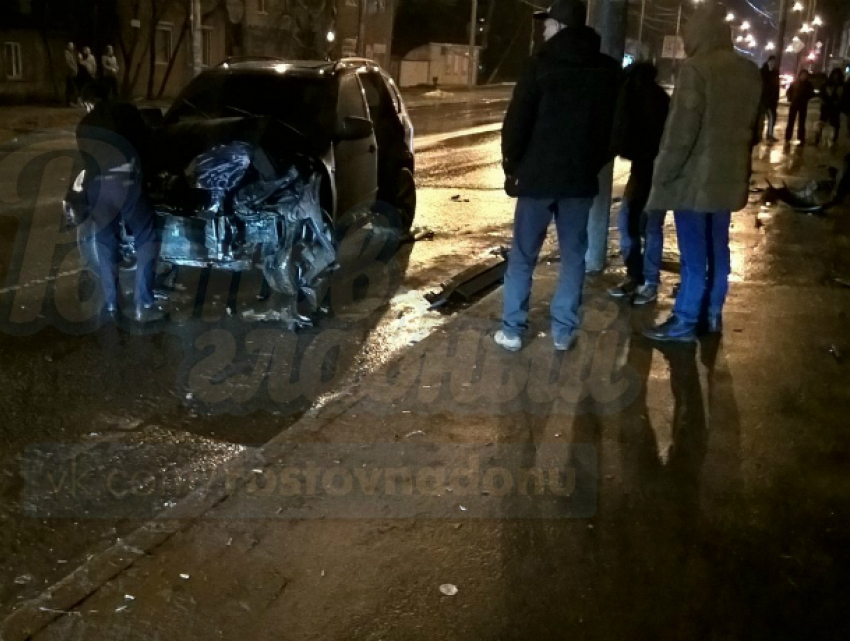 Водитель BMW на бешеной скорости врезался в многоэтажку и дорожный столб в Ростове