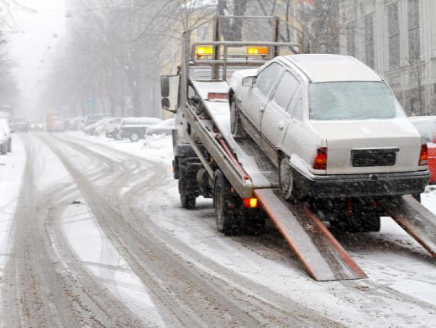 Для расчистки улиц от снега в Новочеркасске эвакуировали автомобили