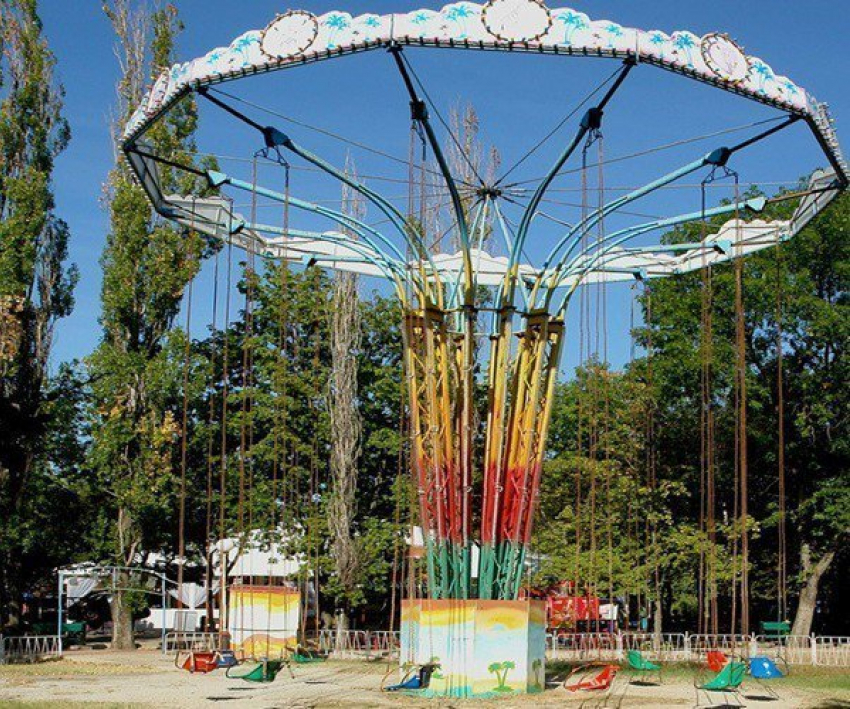 Школьник упал с карусели «Вихрь» в парке имени Островского в Ростове 