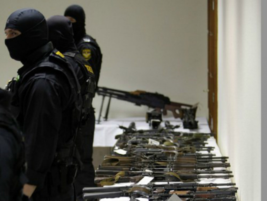 Братья из Батайска помогли полицейским Ростова продавать краденое оружие