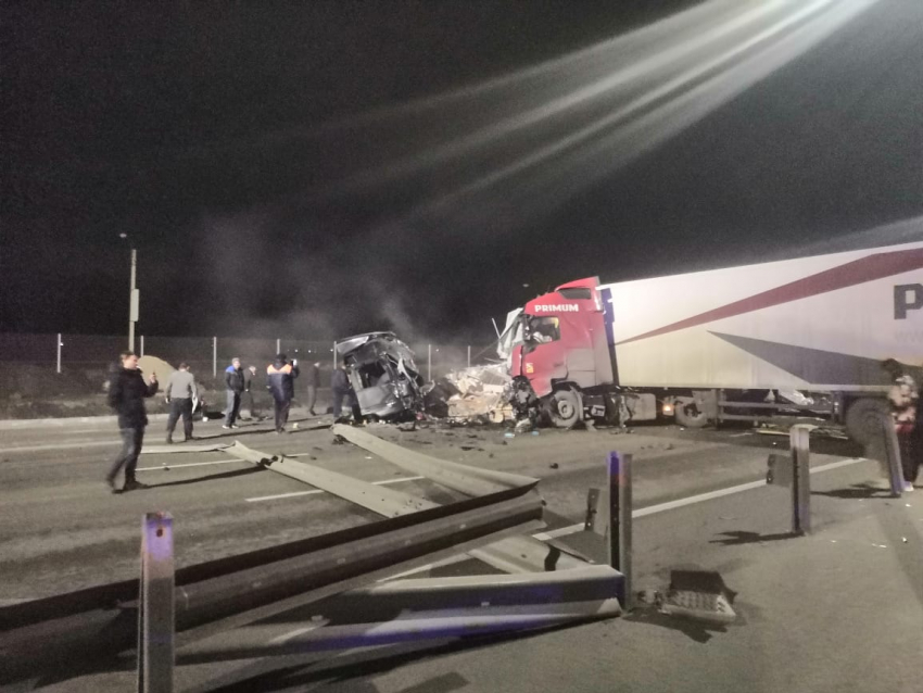 Два человека погибли в страшном ДТП с двумя грузовиками в Ростовской области