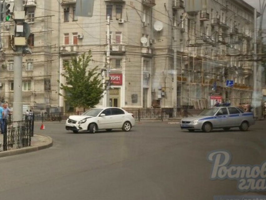 "Подкравшаяся» к перекрестку полицейская машина попала в ДТП в центре Ростова