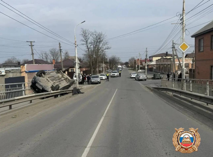 Необычное ДТП с перевертышем произошло на Горбатом мосту в Батайске