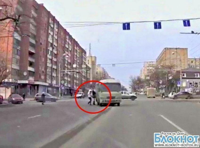 В Ростове-на-Дону пешеходы чудом уцелели, увернувшись от маршрутки. ВИДЕО