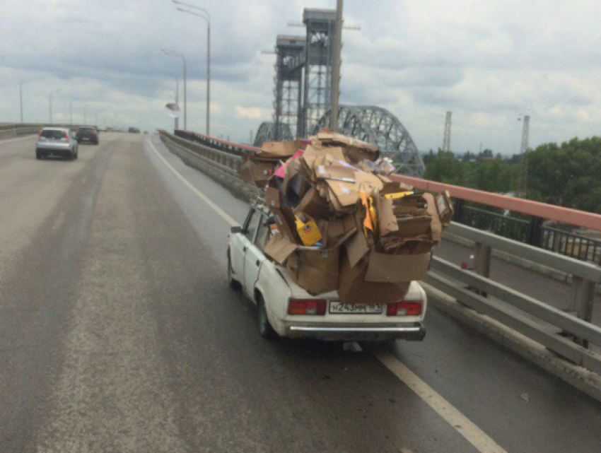 Облаченный в картонный «панцирь» уличный «авто-санитар» вызвал уважение у жителей Ростова