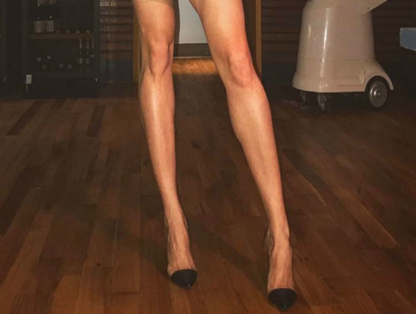 Красивые ноги у девушек в юбках - 73 фото