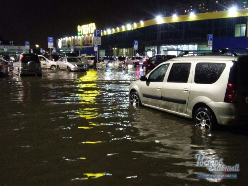 Парковку около магазина «Лента» затопило во время ливня в Ростове