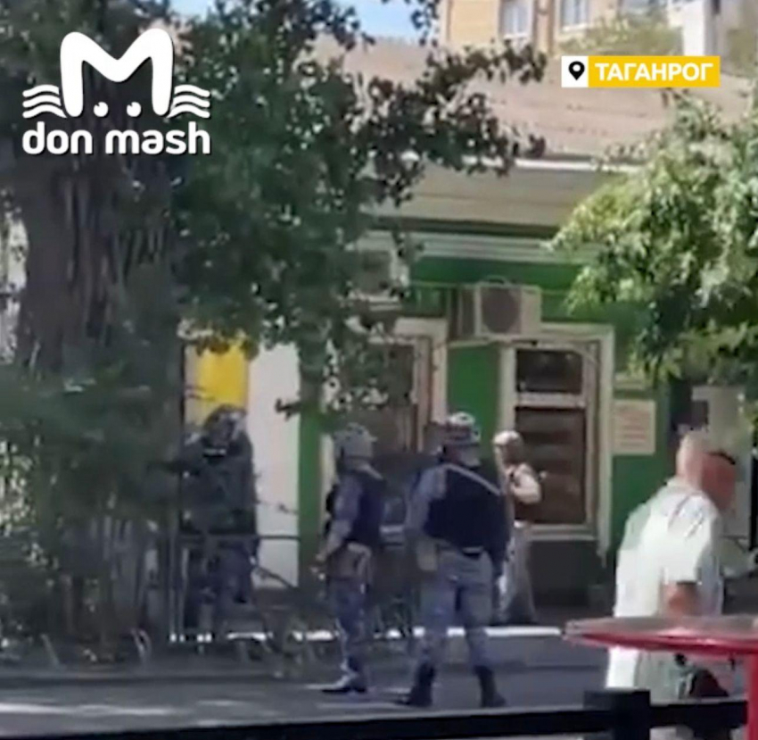 В центре Таганрога пьяный мужчина устроил стрельбу по полицейским и прохожим 