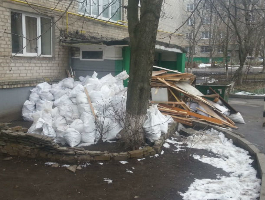 Ростовчане устроили свалку строительных отходов у многоквартирного дома