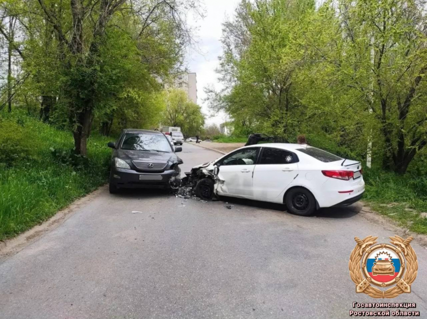В Ростове трое молодых людей пострадали в ДТП на Волкова