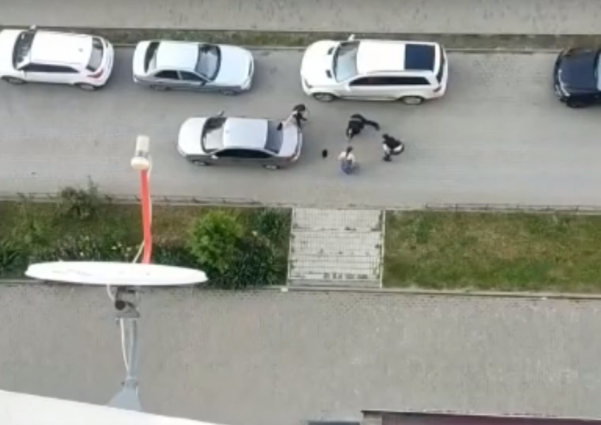 Драка водителя иномарки и прохожего на Левенцовке в Ростове попала на видео
