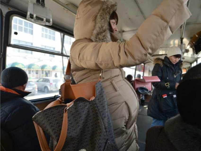 Неуступившего место беременной женщине мужчину загнобили в ростовском автобусе