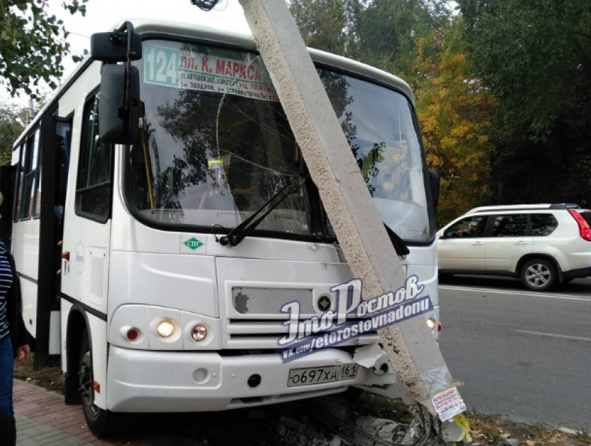 Встретившиеся на дороге иномарка и рейсовый автобус разлетелись по столбам под Ростовом