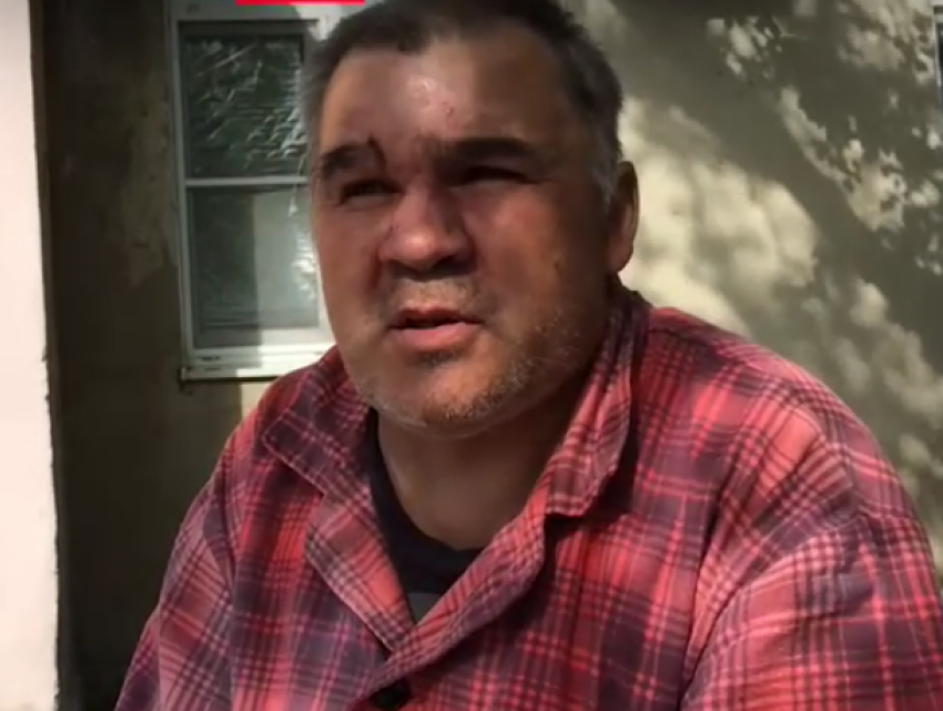 Шокирующие издевательства пережил прикованный цепью к дереву мужчина в Ростовской области