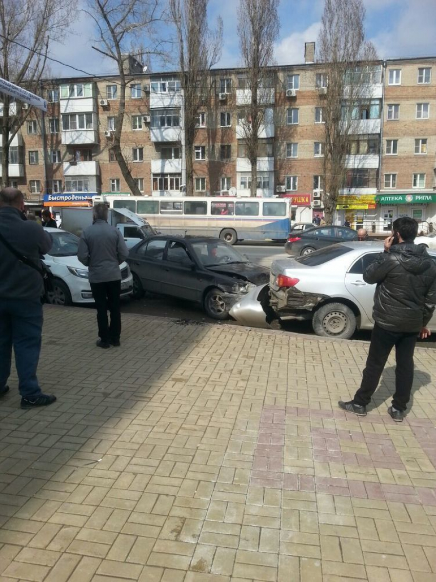 В Ростове Hyundai снес четыре припаркованные иномарки