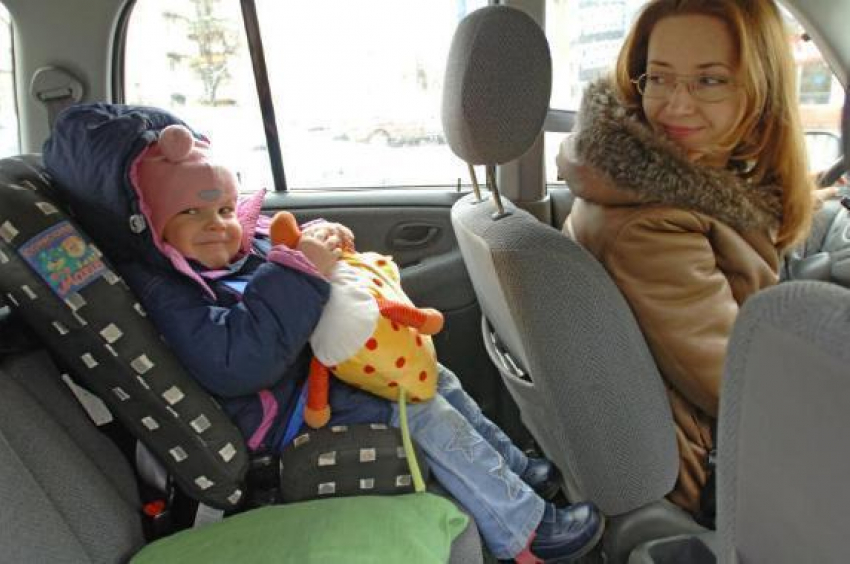 Больше тысячи ростовчан получили штрафы за неправильную перевозку детей 