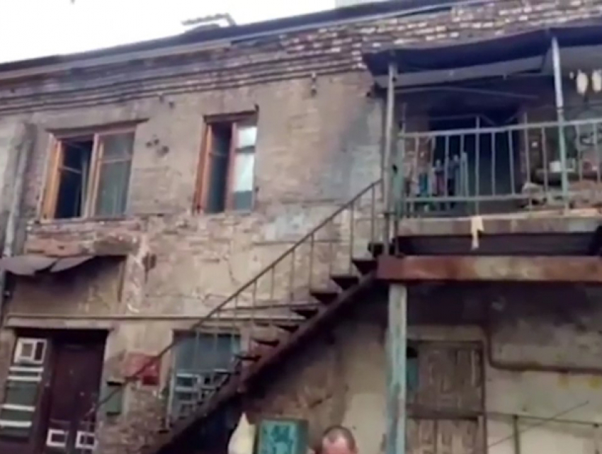 Ремонт «кричащего» о необходимом сносе дома закончился пробитым насквозь автомобилем в Ростове