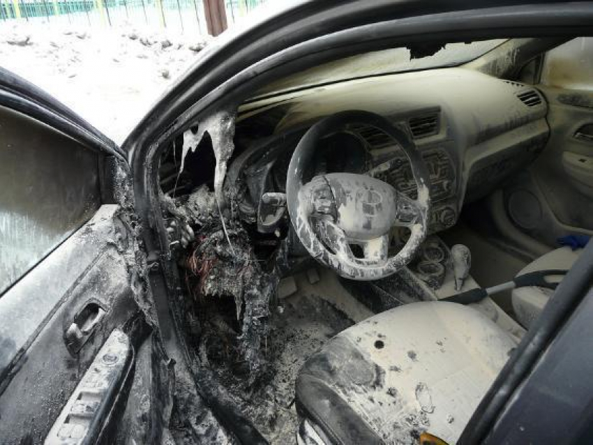 В Ростове  на парковке сгорели два автомобиля 