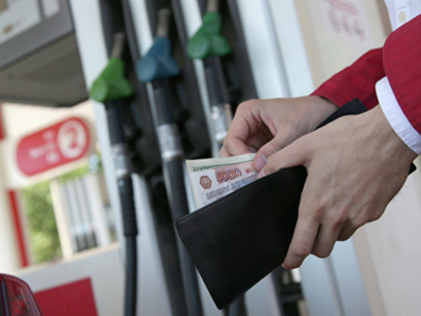 Иностранные водители высмеяли «нытье» ростовчанки-блогера из-за дорогого бензина 