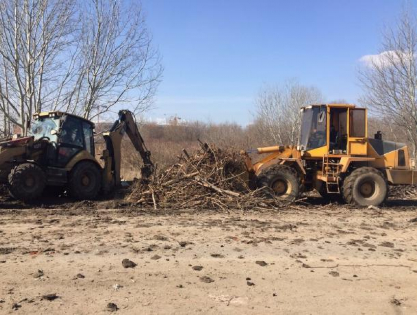 Генеральную расчистку с вывозом ста тонн мусора устроили на левом берегу Ростова 