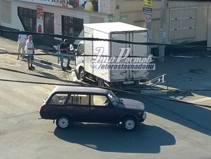 Газель снесла новые дорожные ограждения в Батайске