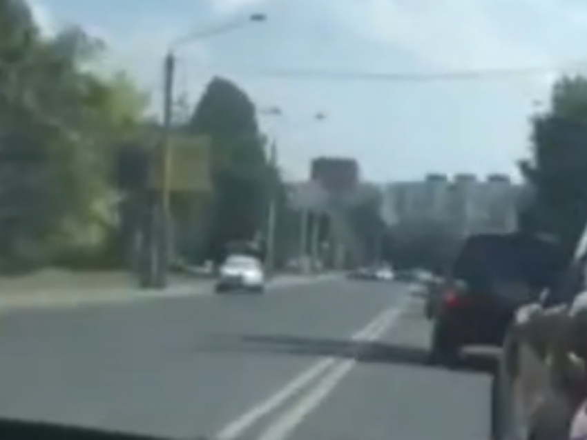 Бешеный таксист-хам обгонял машины через две сплошных в Ростове