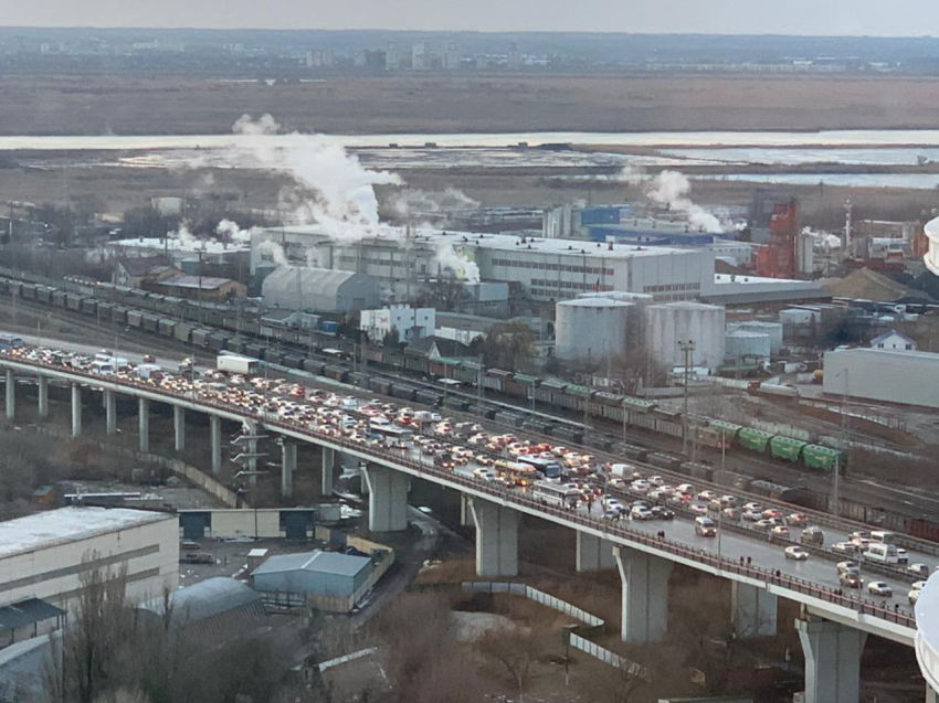 На мосту Сиверса в Ростове столкнулось около 20 машин