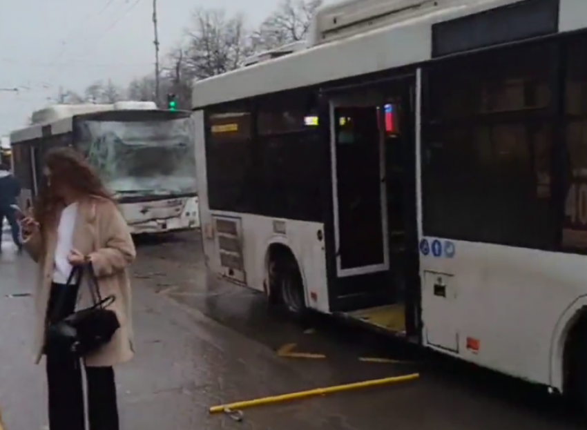 В Ростове на проспекте Стачки шесть человек пострадали в столкновении двух автобусов 