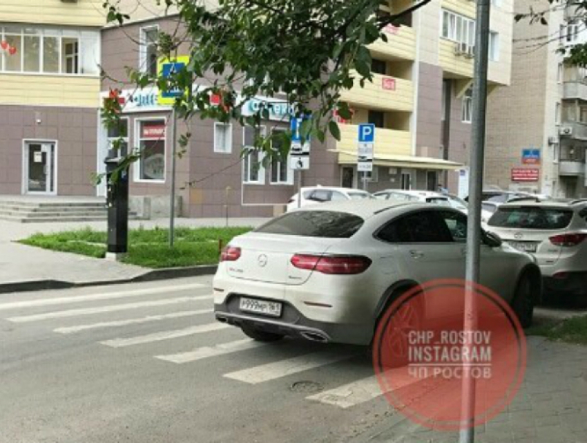 Автохам перекрыл пешеходную дорожку в Ростове и вызвал недовольство горожан