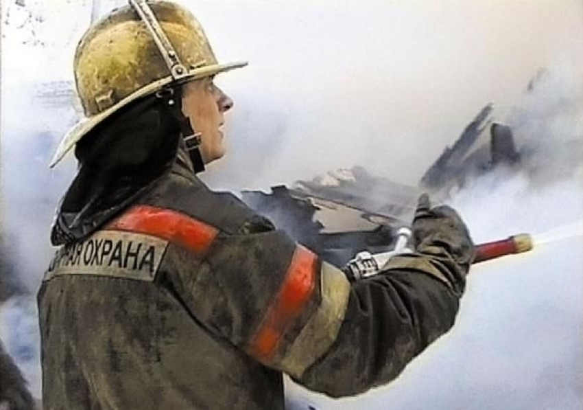 Женщина погибла при пожаре в двухэтажном доме в Шахтах
