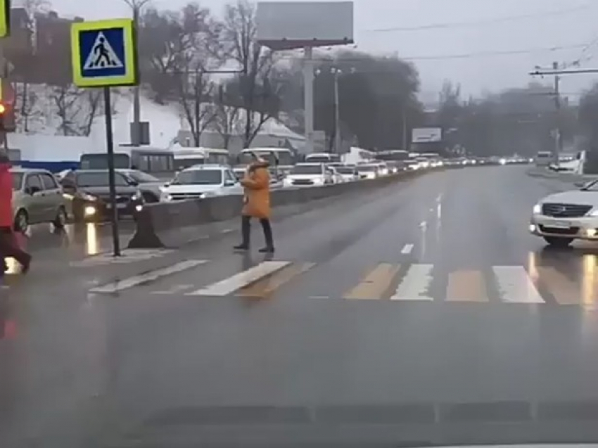 Испуганного пешехода в Ростове чуть на задавил автохам прямо на «зебре"