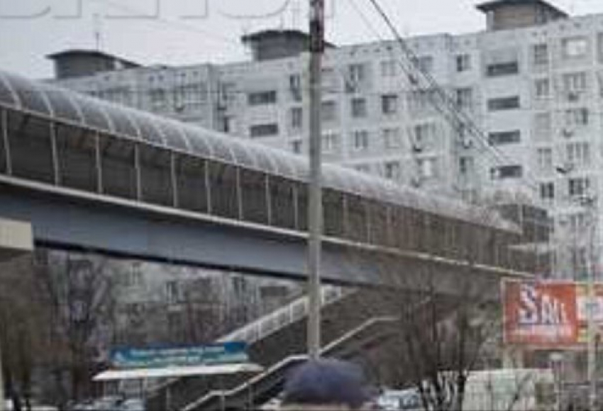 В надземном переходе на Малиновского в Ростове уложено слишком тонкое покрытие