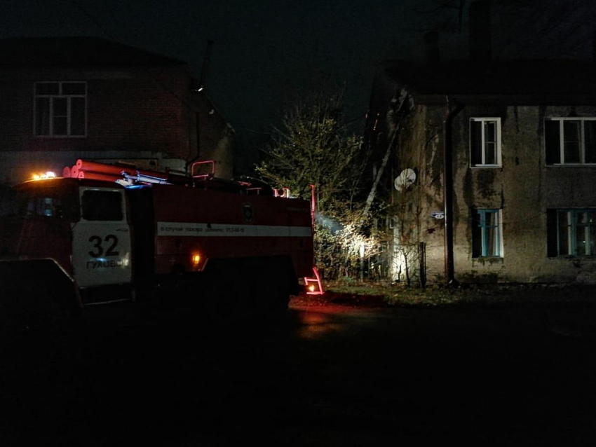 Сильный пожар в Гуково оставил жильцов многоквартирного дома без крыши