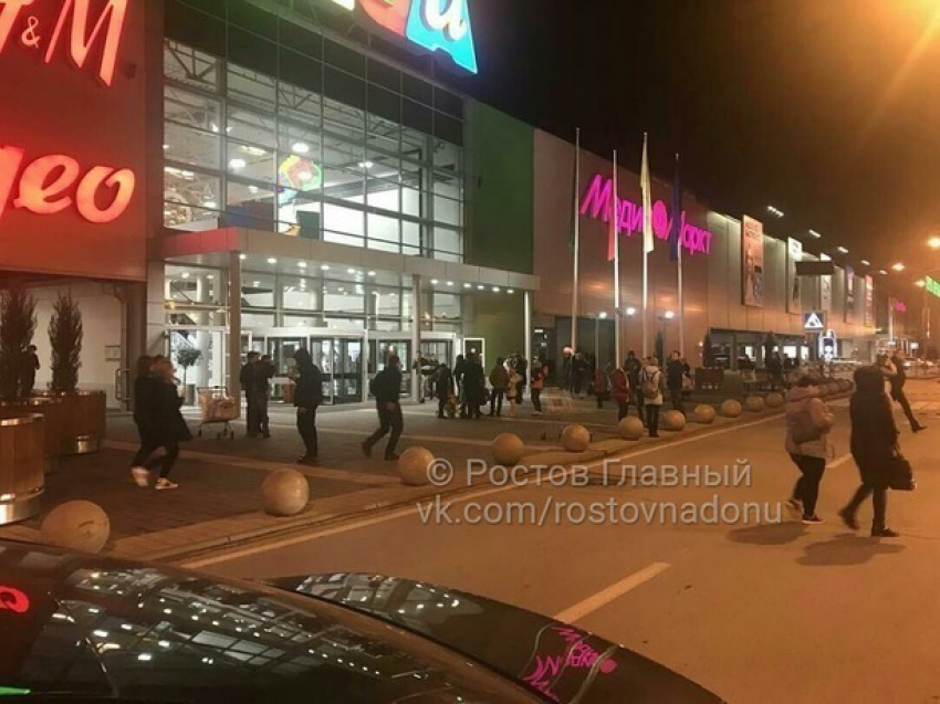 Из ТЦ «Мега» под Ростовом эвакуируют людей из-за трех одиноких автомобилей