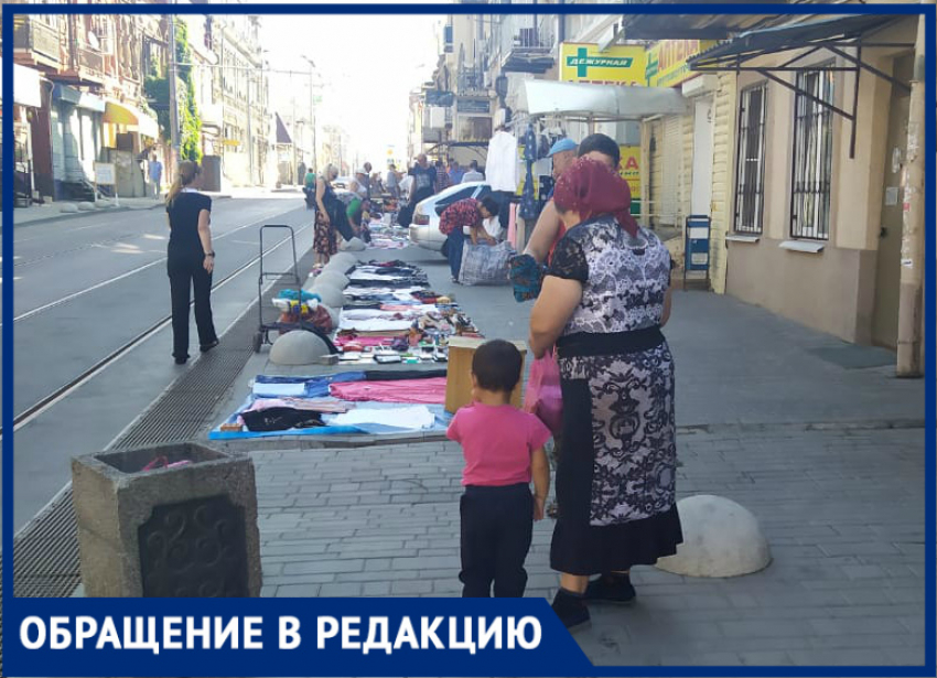«Из-за барахолки по тротуару не пройти»: ростовчанка пожаловалась на старьевщиков на Станиславского
