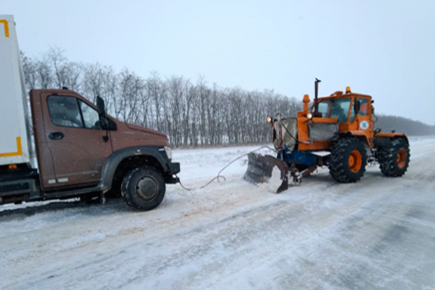 Спасатели вызволили из рождественского снегопада несколько сотен замерзающих жителей Ростовской области