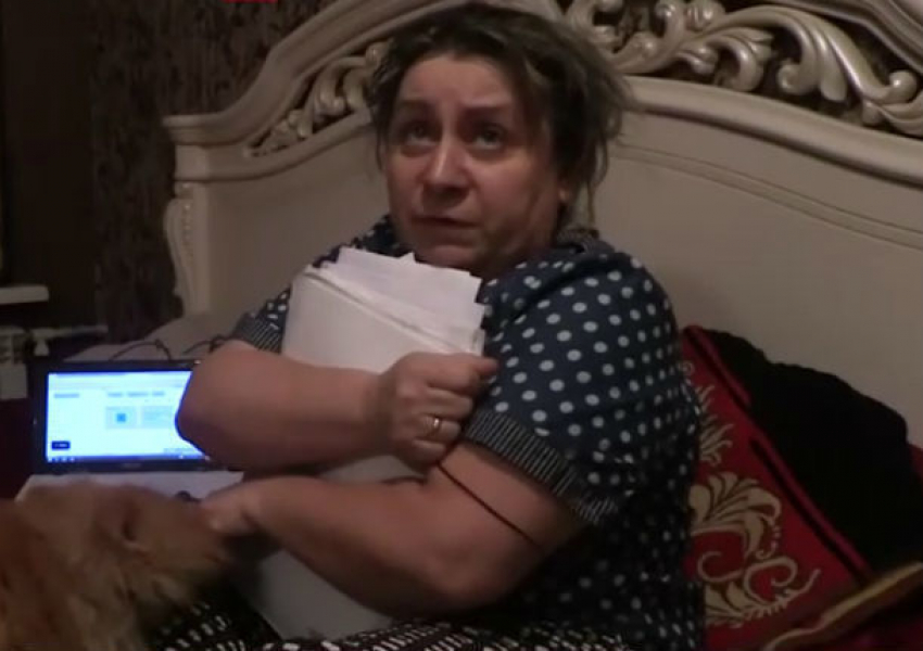 Сломанной ногой и порванной шубой завершилась попытка женщины получить документ у судебного пристава в Ростове