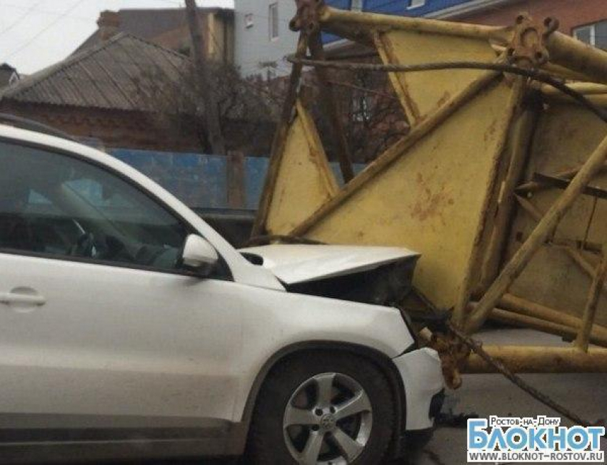 В Ростове башенный кран, перевозимый на КамАЗе, упал на иномарку