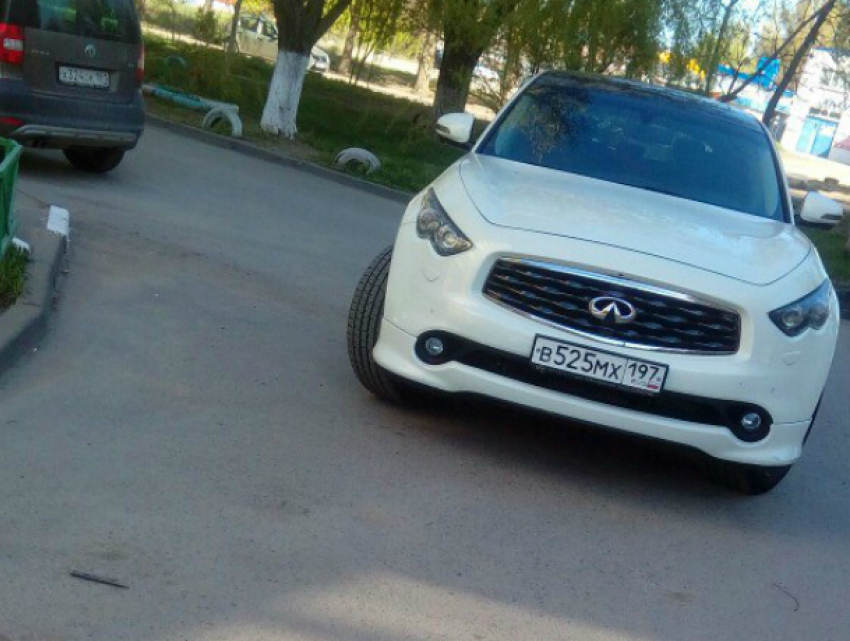 Автохам из Москвы своей «чудо-парковкой» в Ростове привел в ярость горожан