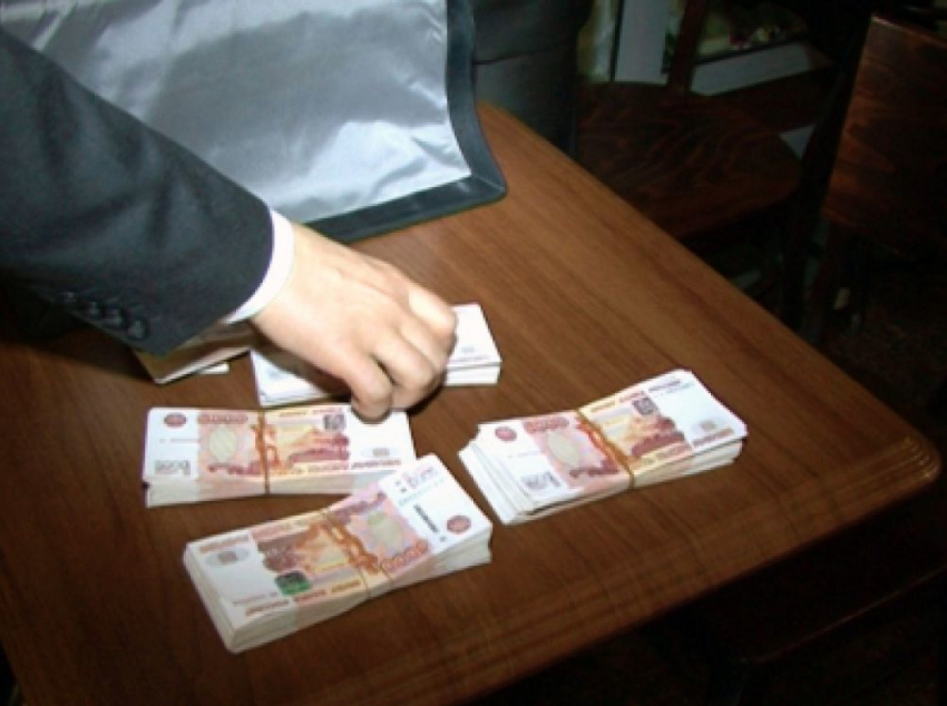 Шесть лет тюрьмы могут получить ростовские полицейские за взятку в 100 тысяч рублей